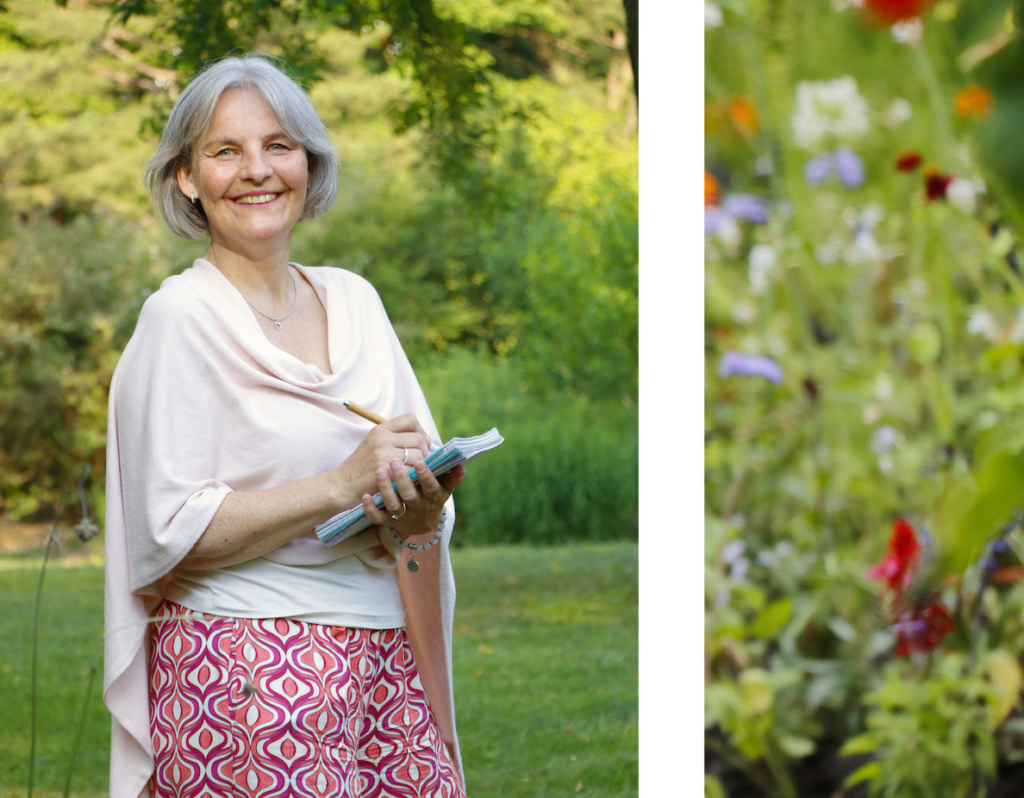 Energetikerin Christine Gningue schreibt lächelnd in einen Notizblock im grünen Garten.