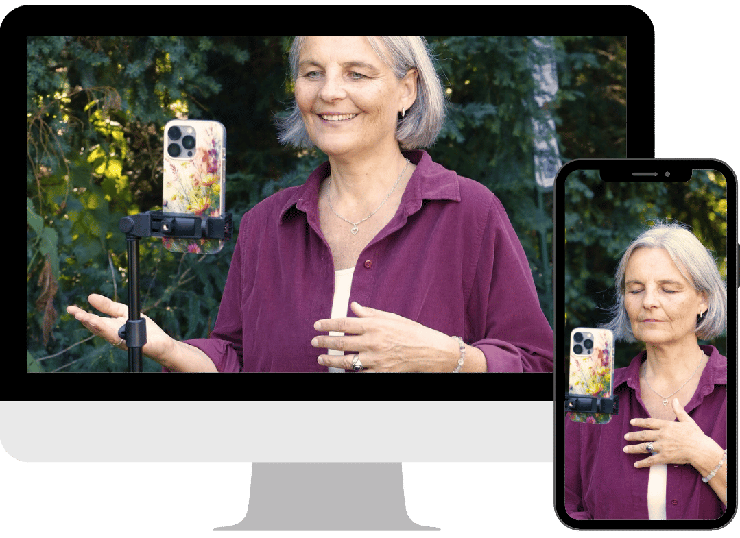 Digitales Mockup mit Monitor und Smartphone zeigt Energetikerin Christine Gningue bei einer entspannten Videoaufnahme in der Natur.